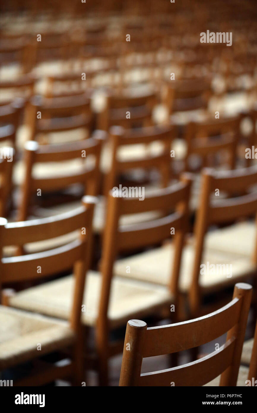 Leonhardskirche. Leere Stühle in der Kirche. Basel. Die Schweiz. Stockfoto