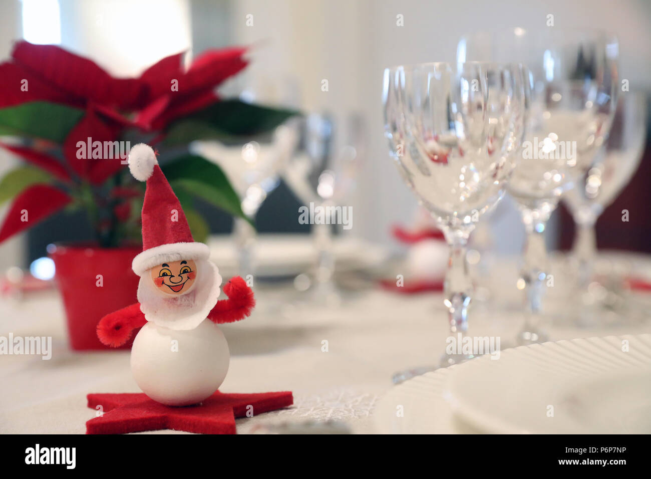 Weihnachtsschmuck am Esstisch. Genf. Die Schweiz. Stockfoto
