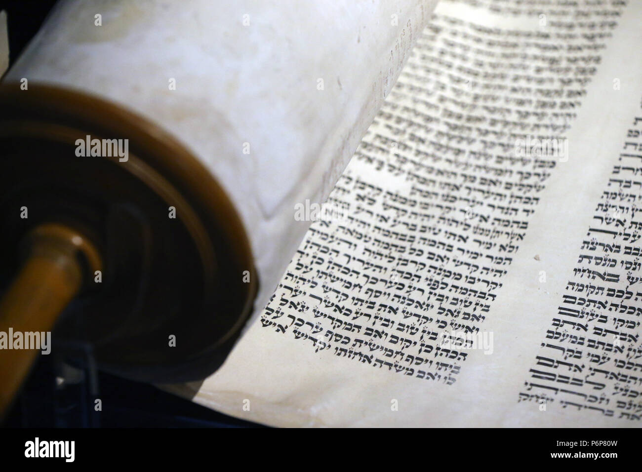 Das Jüdische Museum der Schweiz. Basel. Alte Torarolle mit hebräischer Schrift. Close-up. Stockfoto
