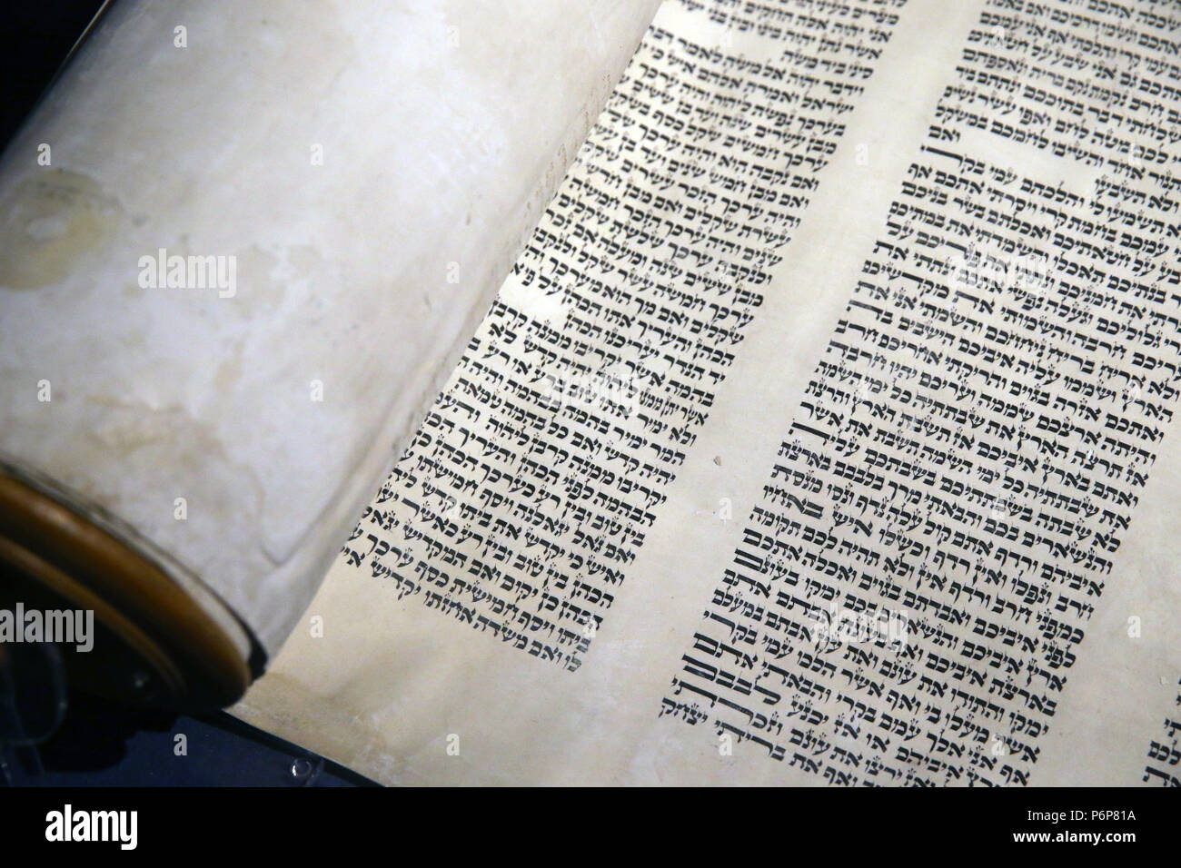 Das Jüdische Museum der Schweiz. Basel. Alte Torarolle mit hebräischer Schrift. Close-up. Stockfoto