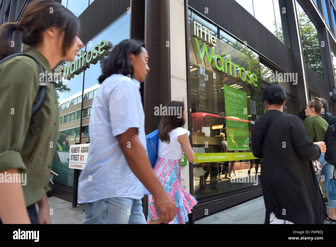 Supermarkt wenig Waitrose am Portman Square aus der Baker Street, Central London. John Lewis hat angekündigt, sie werde diese Filiale verkauft werden, um die Co-op Stockfoto