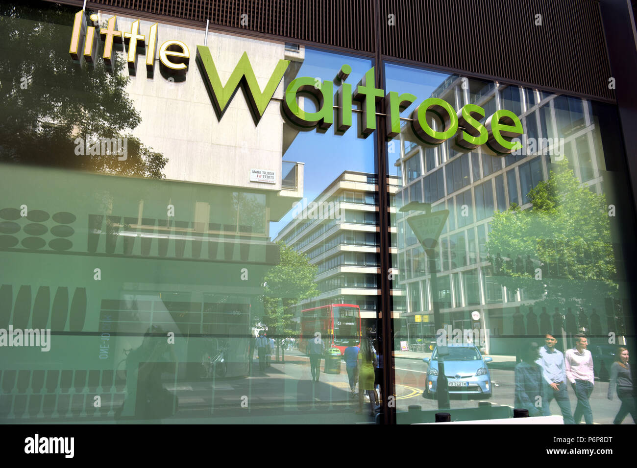 Supermarkt wenig Waitrose am Portman Square aus der Baker Street, Central London. John Lewis hat angekündigt, sie werden diesen Store verkauft werden, um die Co-op Stockfoto