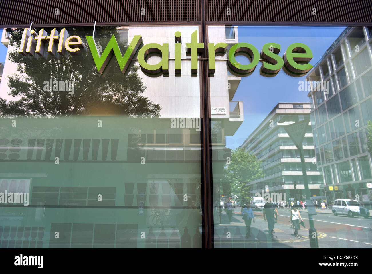 Supermarkt wenig Waitrose am Portman Square aus der Baker Street, Central London. John Lewis hat angekündigt, sie werden diesen Store verkauft werden, um die Co-op Stockfoto