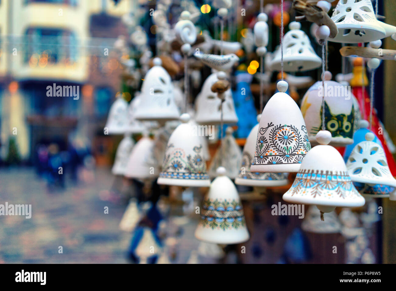 Dekorative Keramik Glocken böse Geister auf den Weihnachtsmarkt in der Altstadt von Riga zu erschrecken Stockfoto