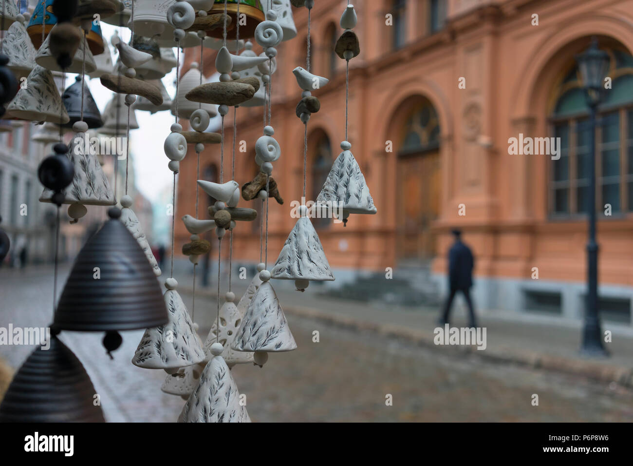 Dekorative Keramik Glocken böse Geister auf den Weihnachtsmarkt in der Altstadt von Riga zu erschrecken Stockfoto