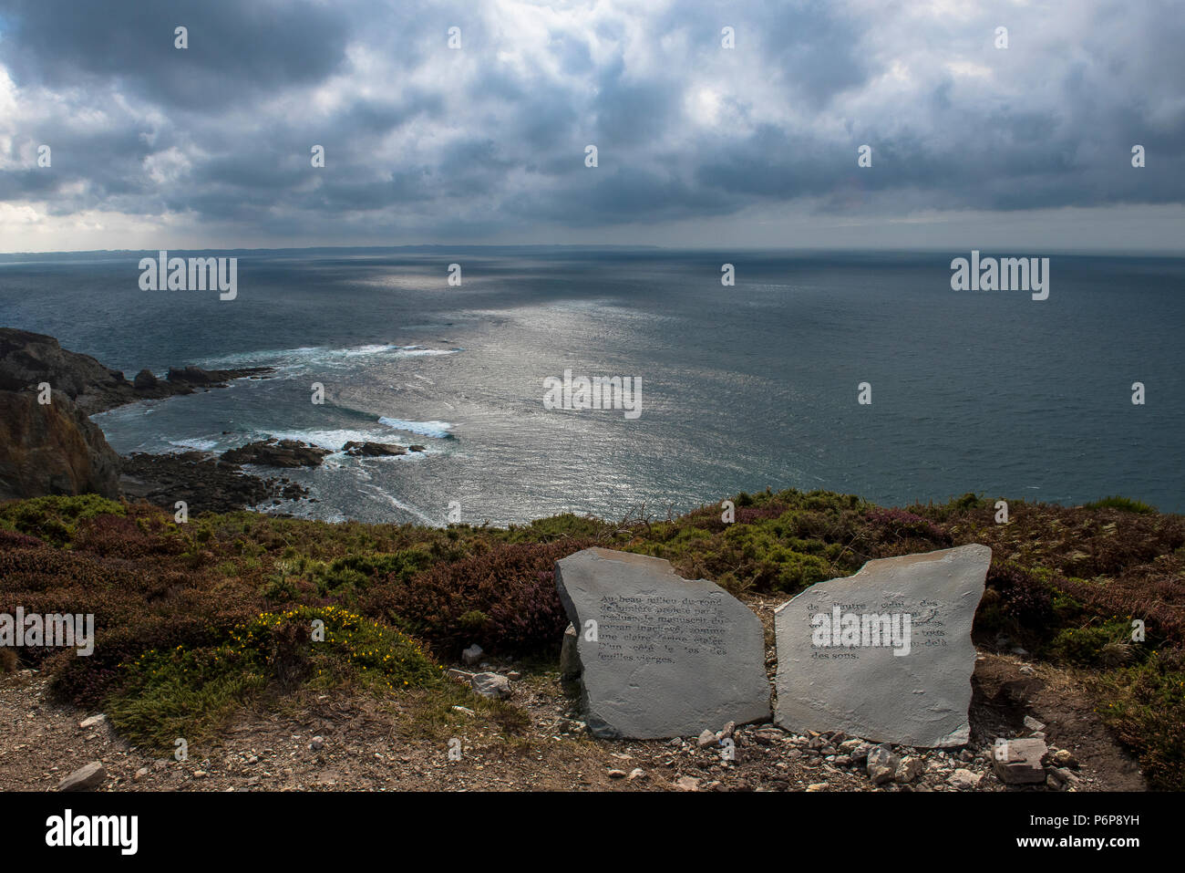 Auszug aus einem Buch von Michel Serres graviert von Thomas Langrand. Bucht von Douarnenez, Cap de la Chèvre, Halbinsel Crozon, Frankreich. Stockfoto