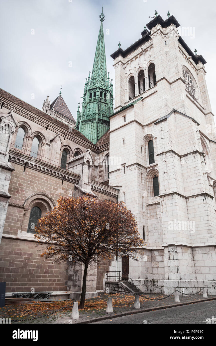 St. Peters Kathedrale in Genf, Schweiz, vertikale Foto Stockfoto