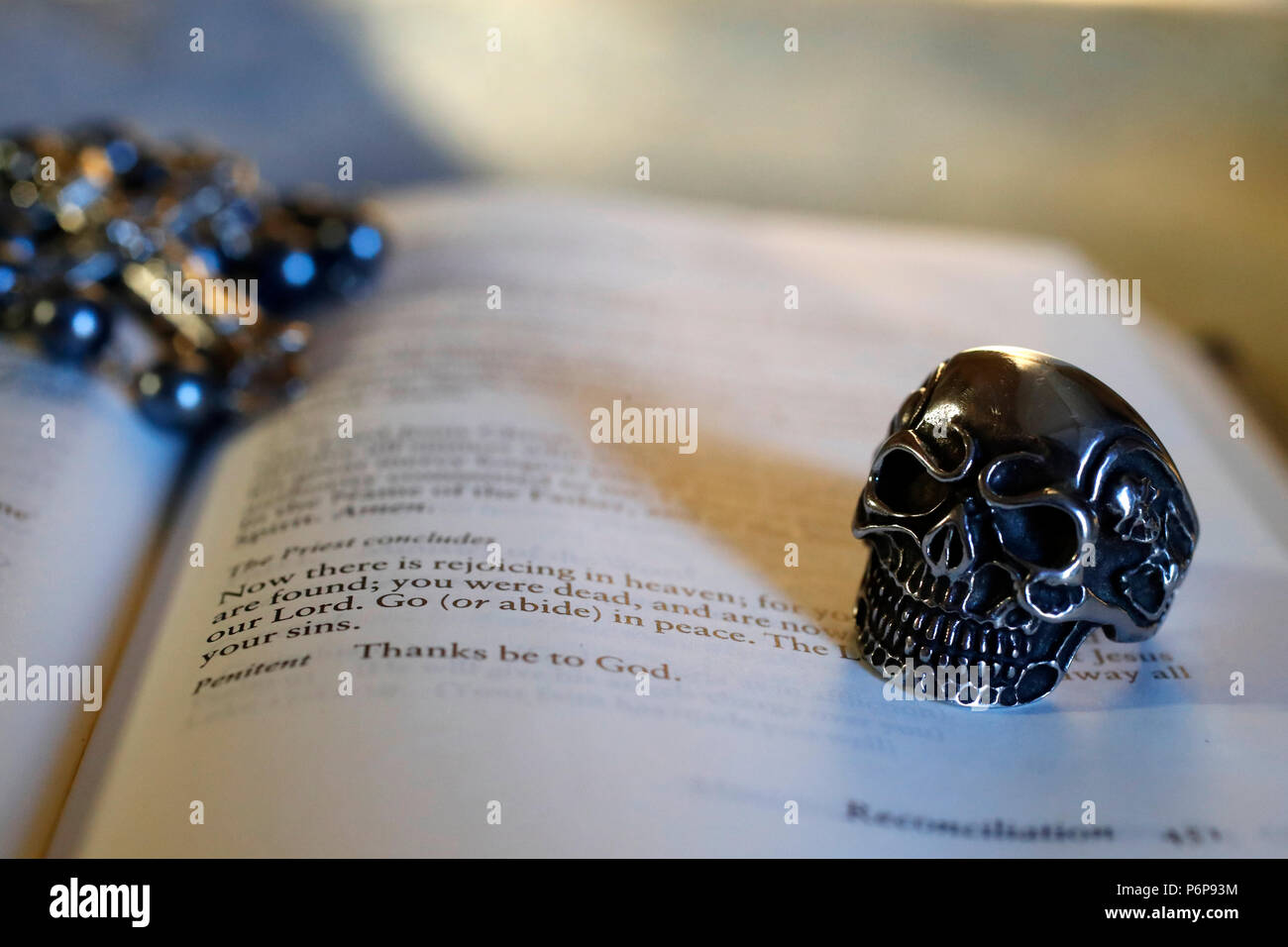 Totenkopf Ring auf eine Bibel. Close-up. Frankreich. Stockfoto