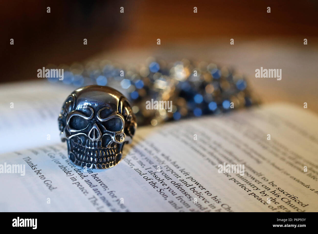 Totenkopf Ring auf eine Bibel. Close-up. Frankreich. Stockfoto