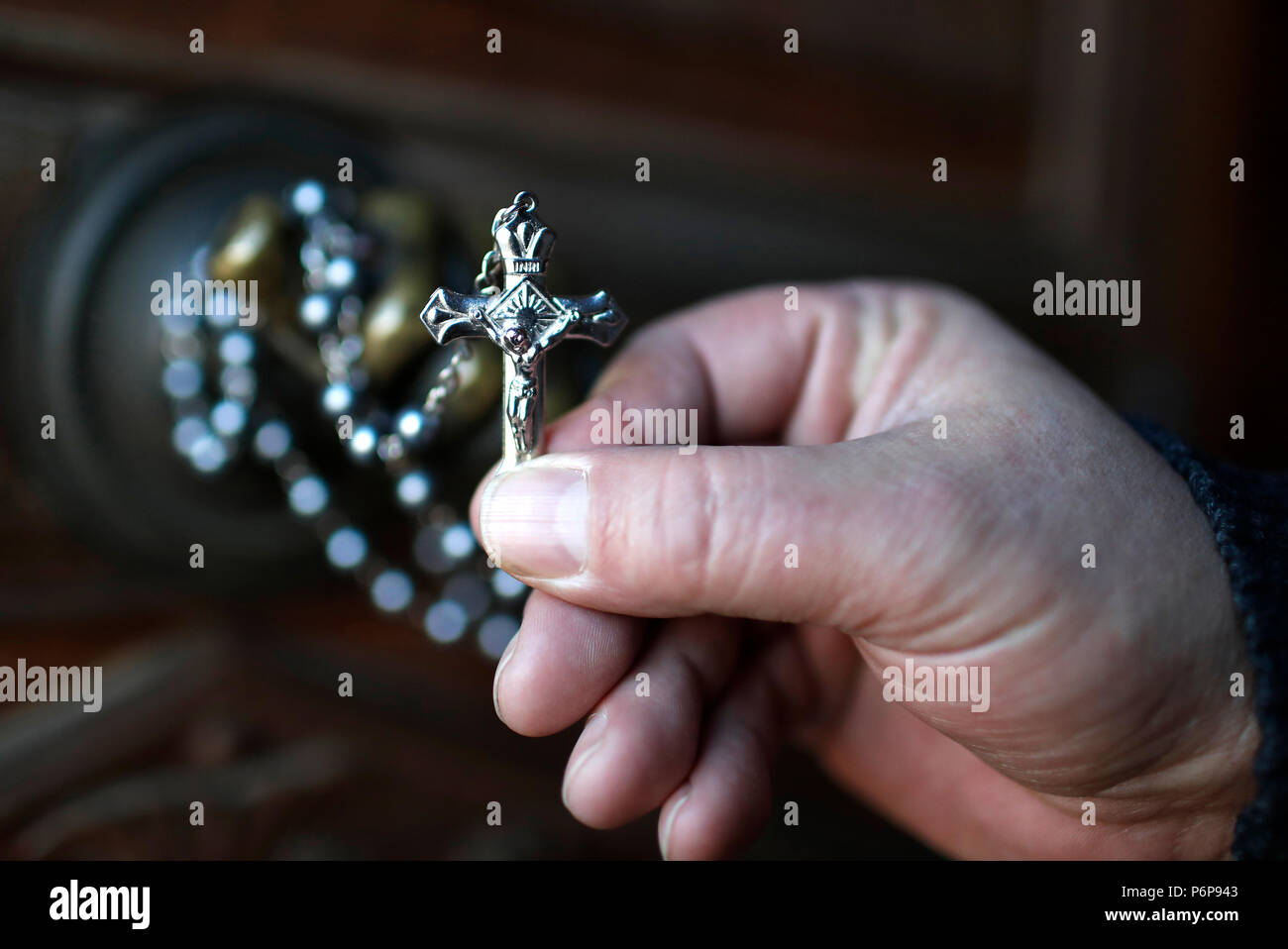 Hand mit einem Rosenkranz. Close-up. Close-up. Frankreich. Stockfoto