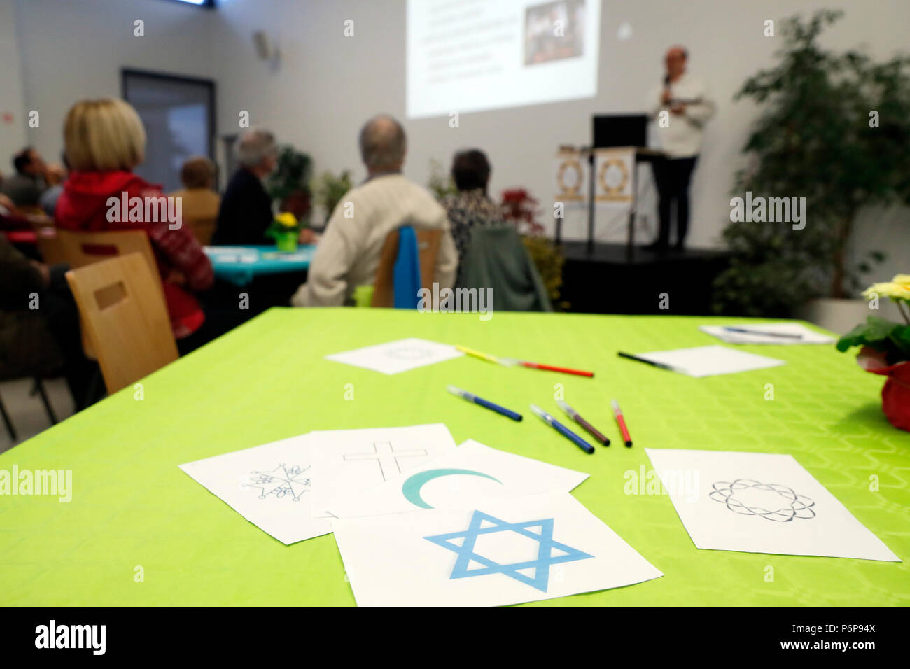 Der interreligiöse Dialog. Symbole des Islam, Juda • sm und das Christentum. Von Annecy. Frankreich. Stockfoto