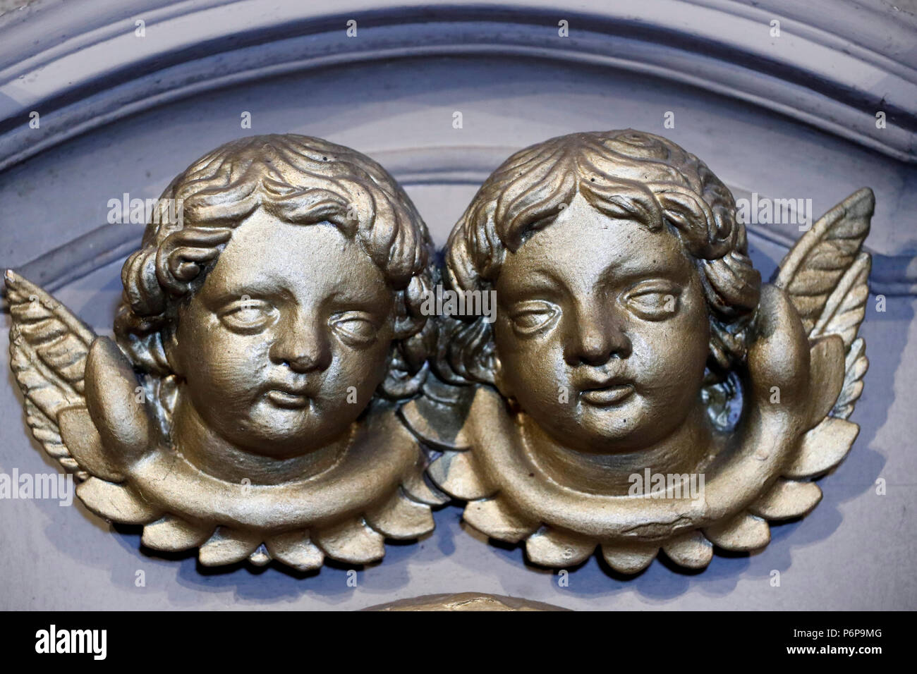 Kirche Saint-Martin. Zwei Engel. Saint-Martin. Frankreich. Stockfoto