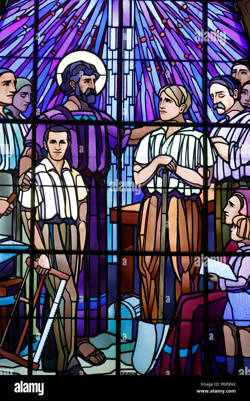 Kirche Saint-Joseph. Hl. Josef mit junge Arbeitnehmer. Kirchenfenster von Raphael Lardeur. Chedde. Frankreich. Stockfoto