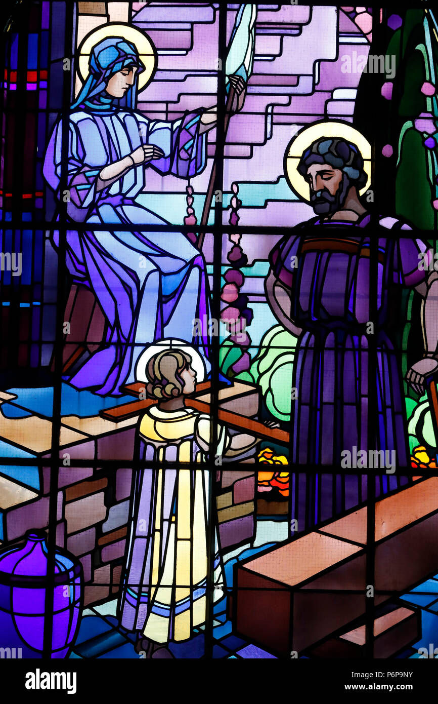 Kirche Saint-Joseph. Heilige Familie. Josef der Zimmermann. Kirchenfenster von Raphael Lardeur. Chedde. Frankreich. Stockfoto