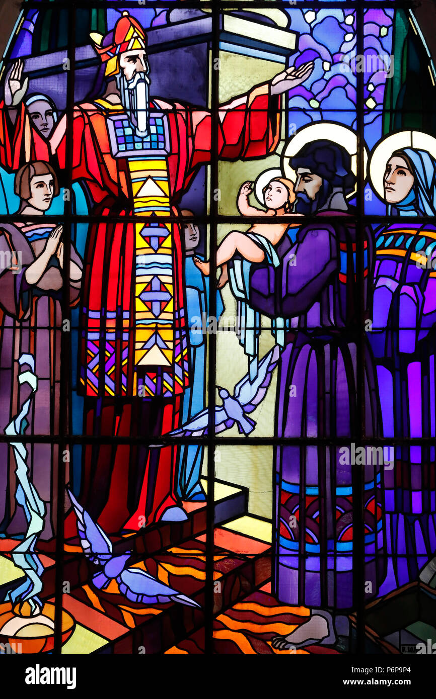 Kirche Saint-Joseph. Darstellung Jesu im Tempel. Kirchenfenster von Raphael Lardeur. Chedde. Frankreich. Stockfoto