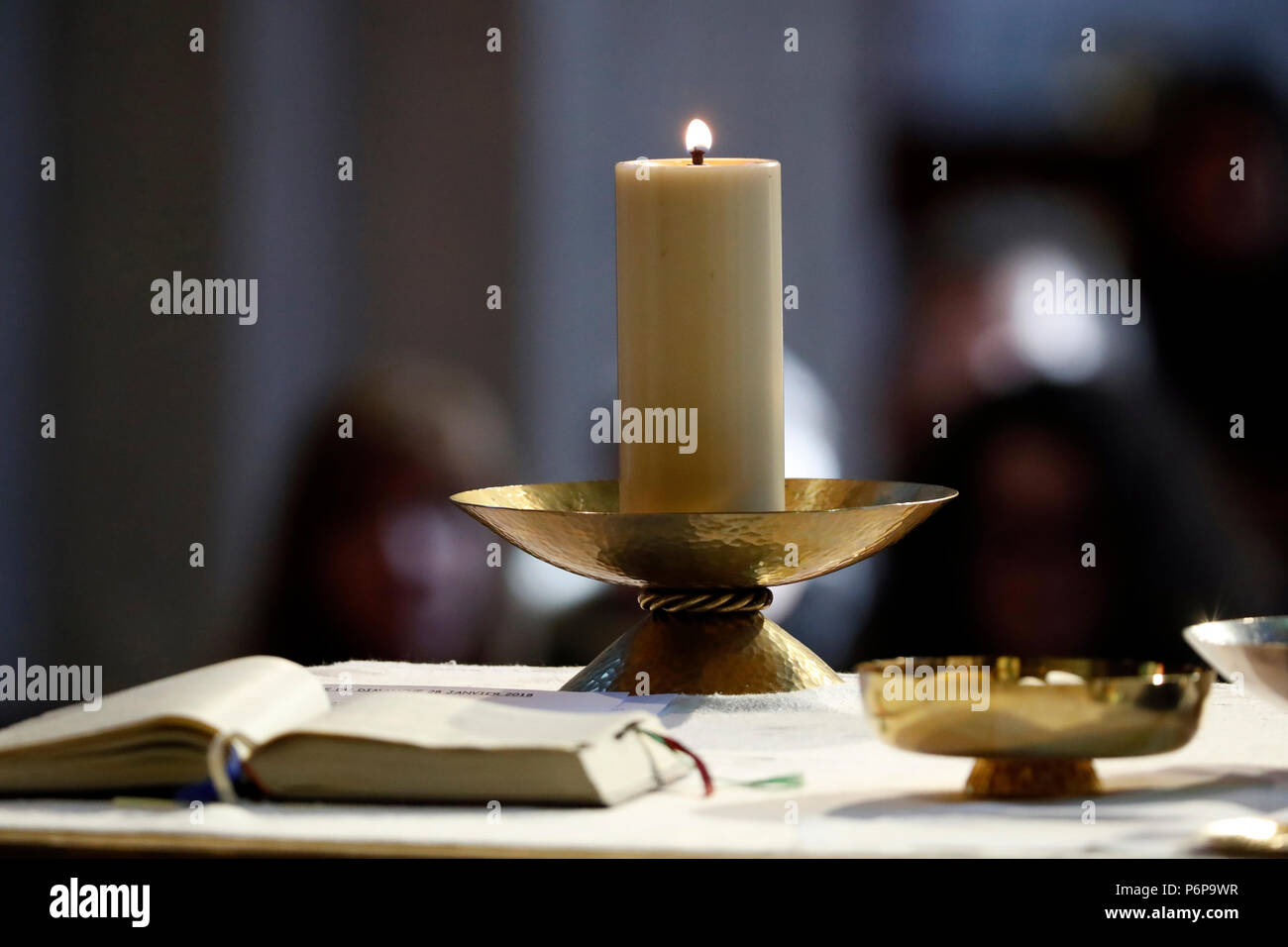 Kirche Saint-Jacques. Katholische Messe. Kirche Kerze und Missale Romanum auf dem Altar. Sallanches. Frankreich. Stockfoto