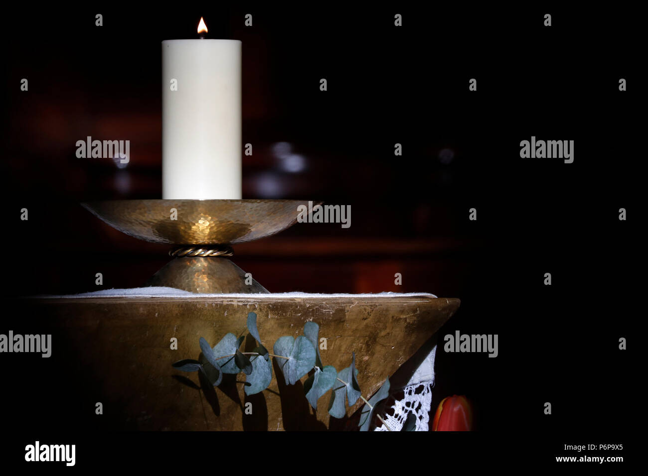 Kirche Saint-Jacques. Katholische Messe. Kirche Kerze auf einem Altar. Sallanches. Frankreich. Stockfoto