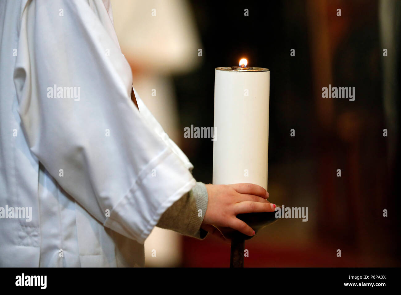 Kirche Saint-Jacques. Katholische Messe. Messdiener und Kirche Kerze. Sallanches. Frankreich. Stockfoto