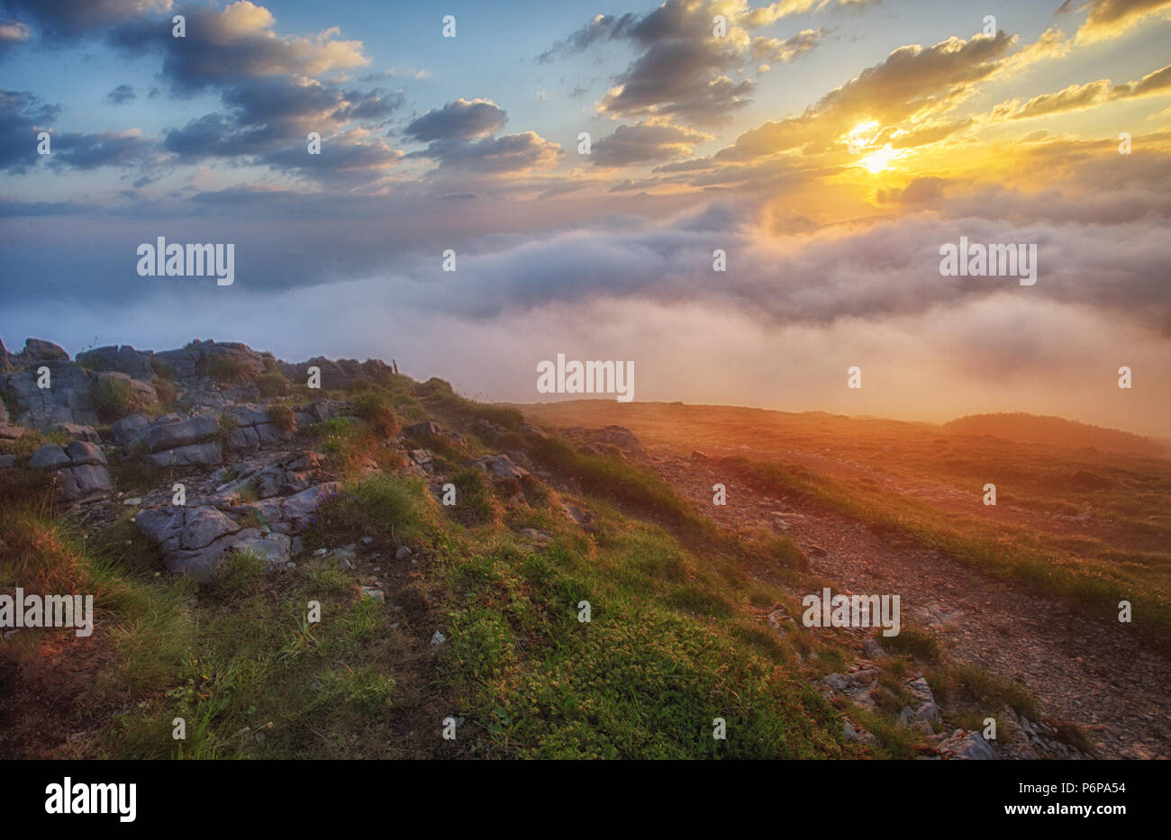 Mountain Mist bei Sonnenaufgang mit Wolken Stockfoto