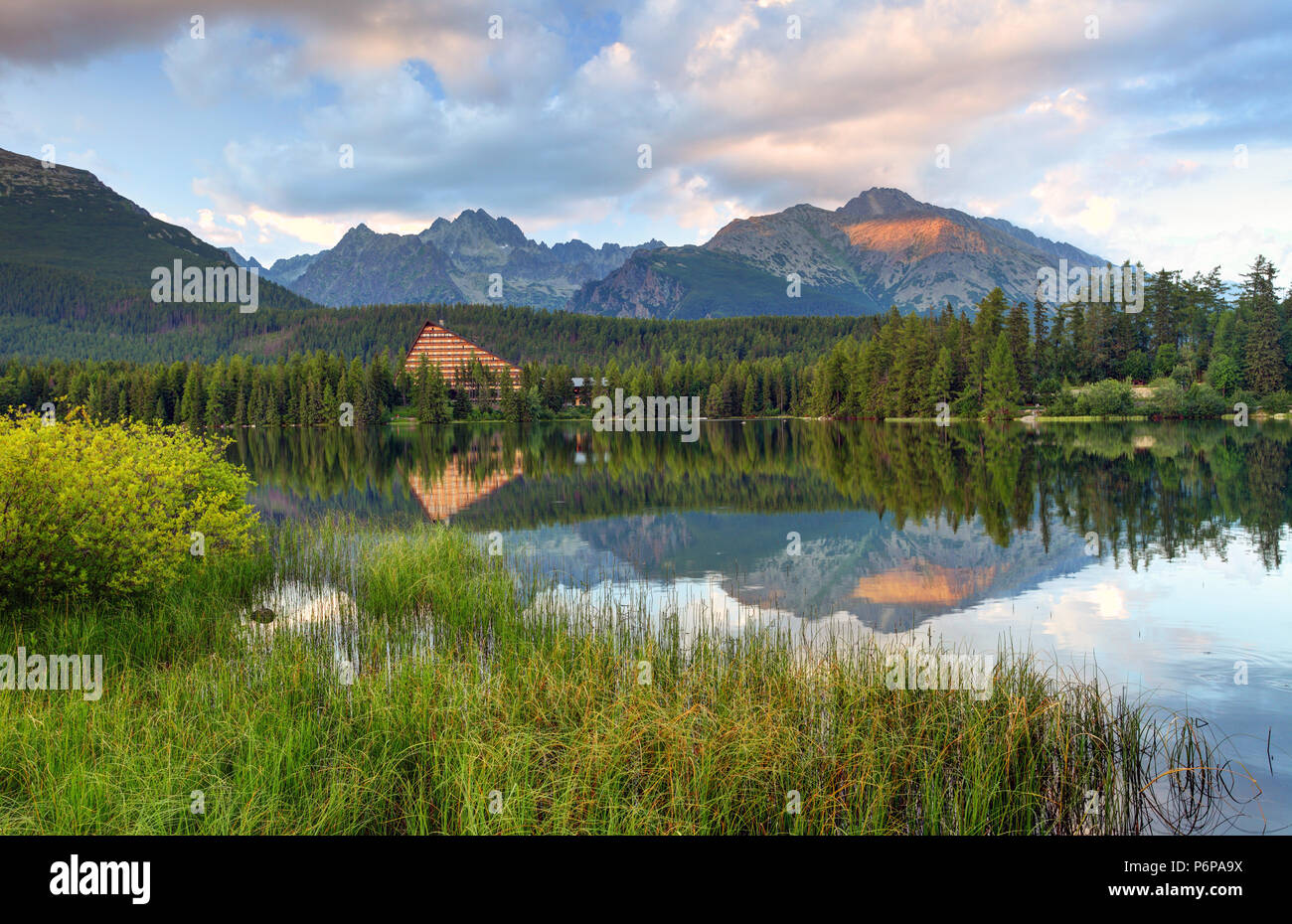 Slowakei Bergsee in der Hohen Tatra - Štrbské Pleso Stockfoto