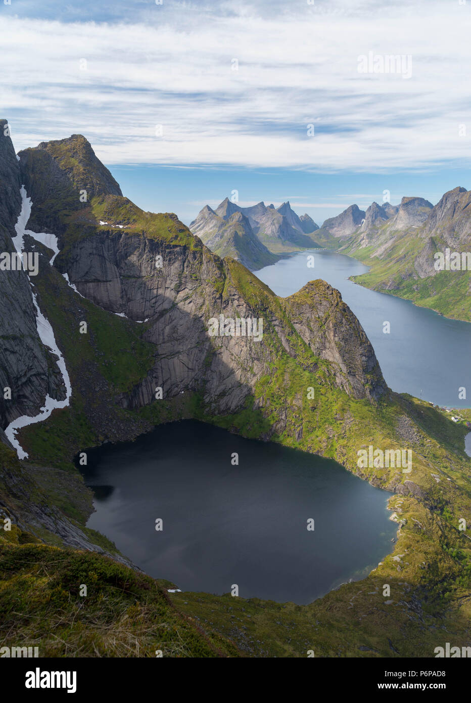 Szene gegen Bunesfjorden vom Gipfel des Reinebringen, Nordland, Norwegen Stockfoto