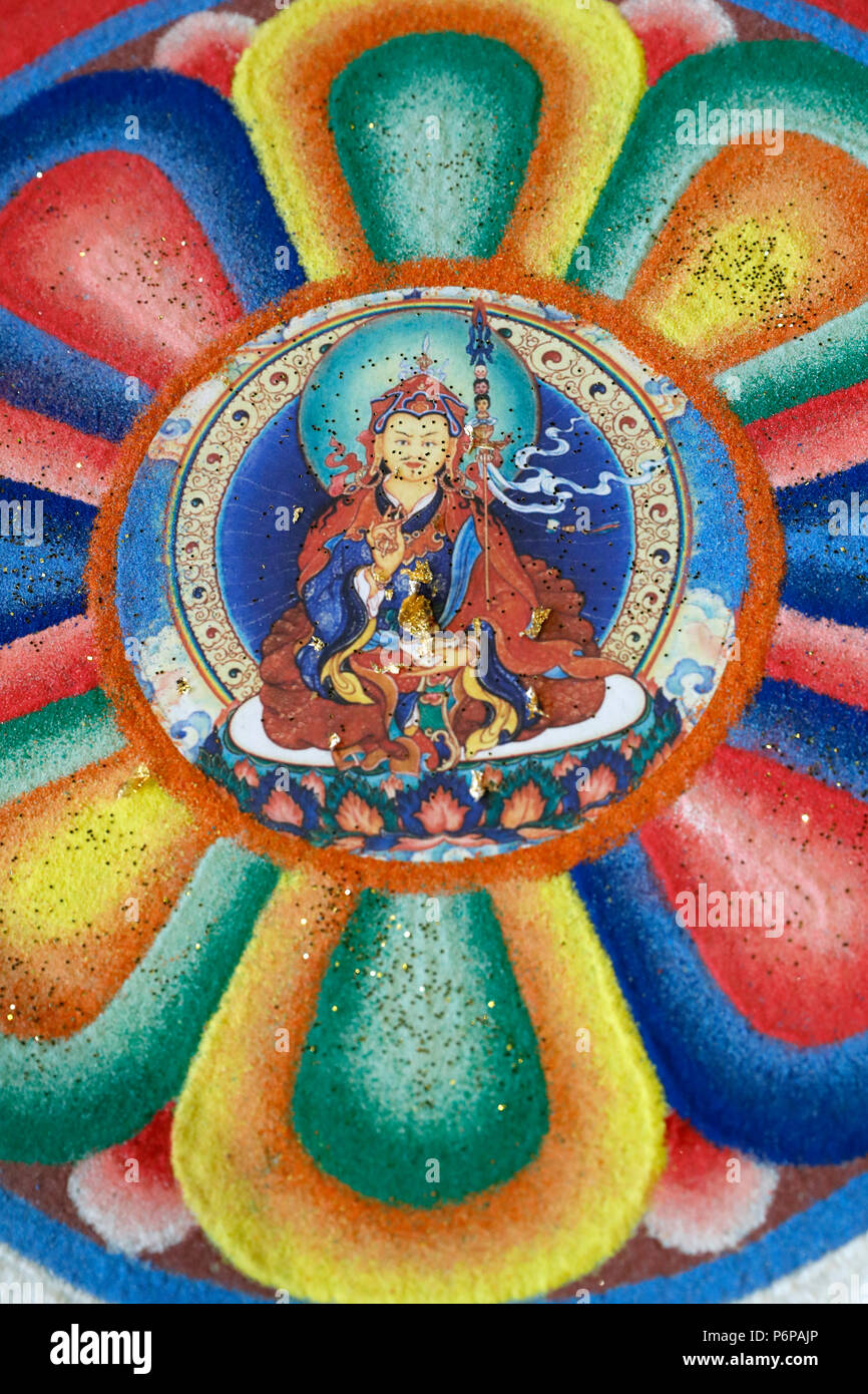 Tibetisch-buddhistischen Sand Mandala. Padmasambhava auch als Guru Rinpoche bekannt. Stockfoto