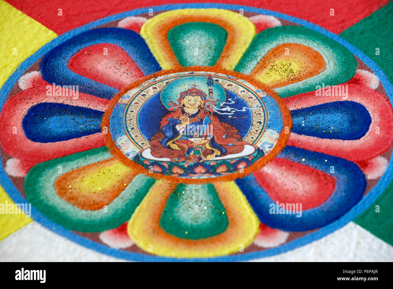 Tibetisch-buddhistischen Sand Mandala. Padmasambhava auch als Guru Rinpoche bekannt. Stockfoto