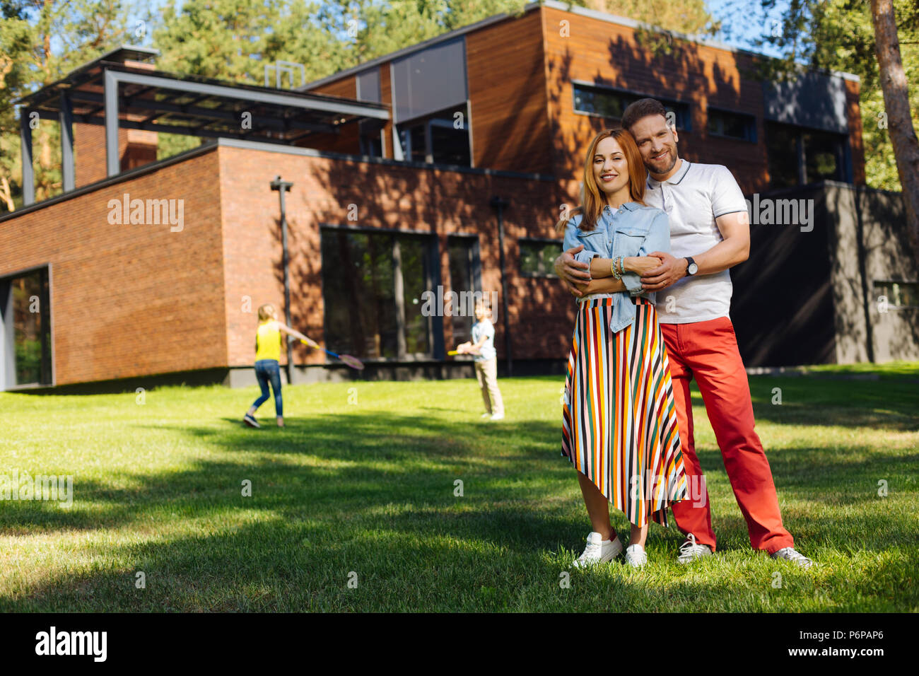 Glückliche Ehemann seine Frau umarmt Stockfoto