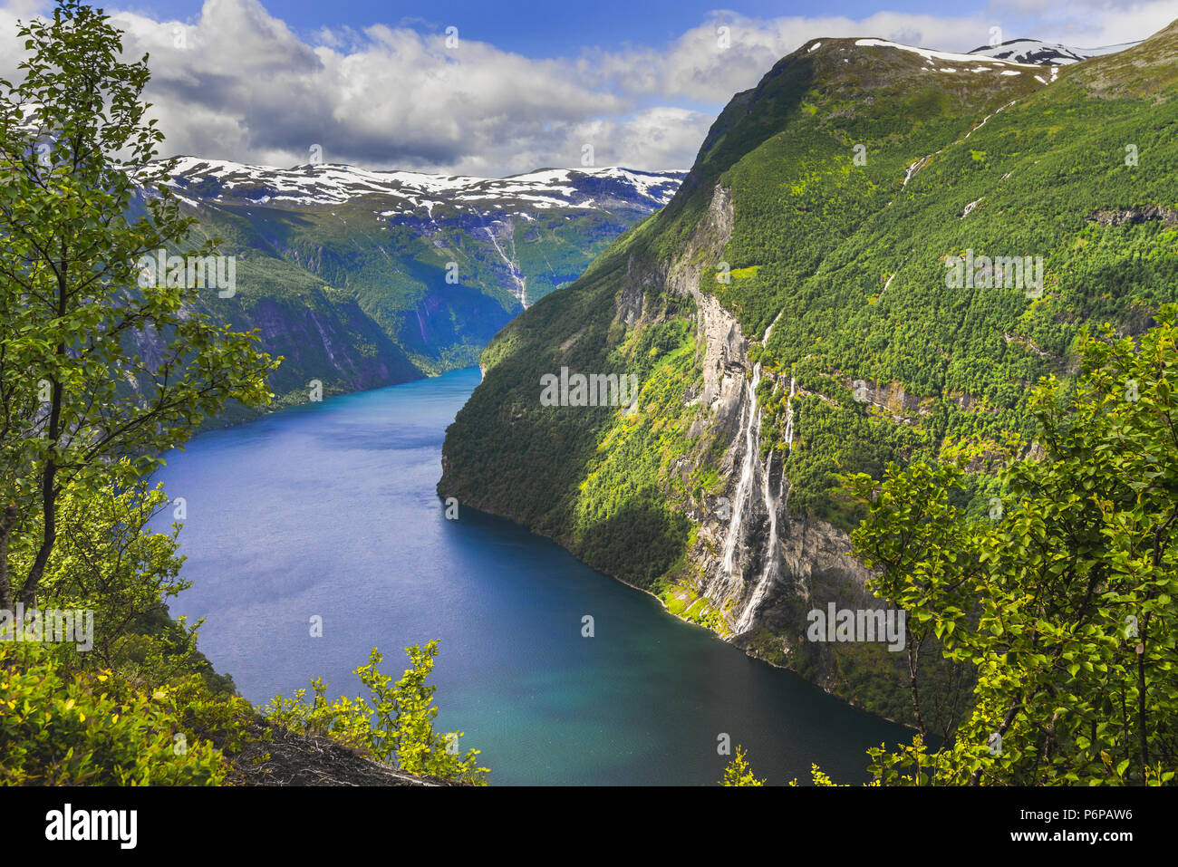 Der Geirangerfjord und der Wasserfall Sieben Schwestern von oben, Norwegen, Fjord und die Berge Panorama Stockfoto