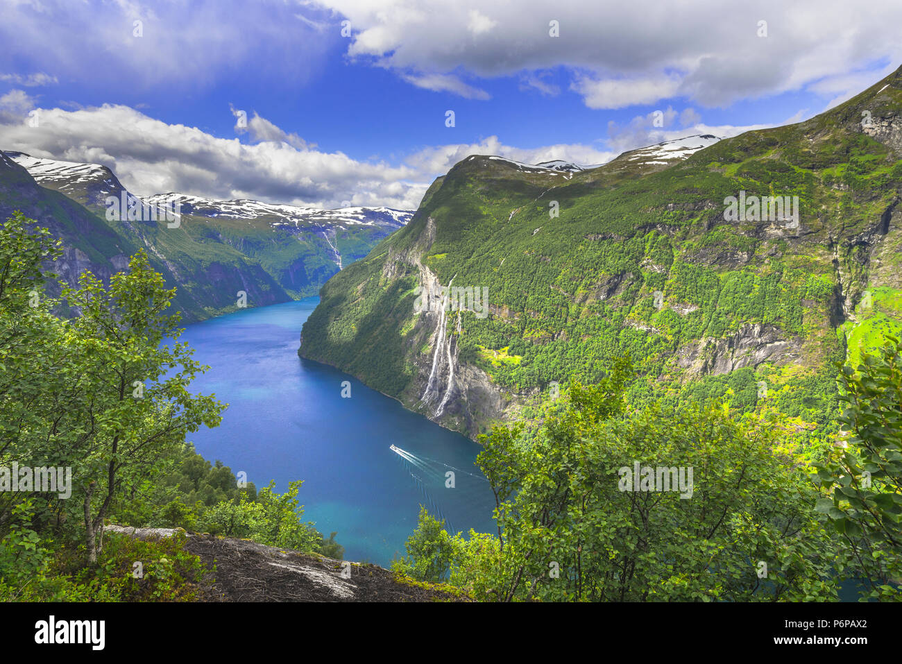 Der Geirangerfjord und der Wasserfall Sieben Schwestern von oben, Norwegen, Fjord und die Berge Panorama Stockfoto