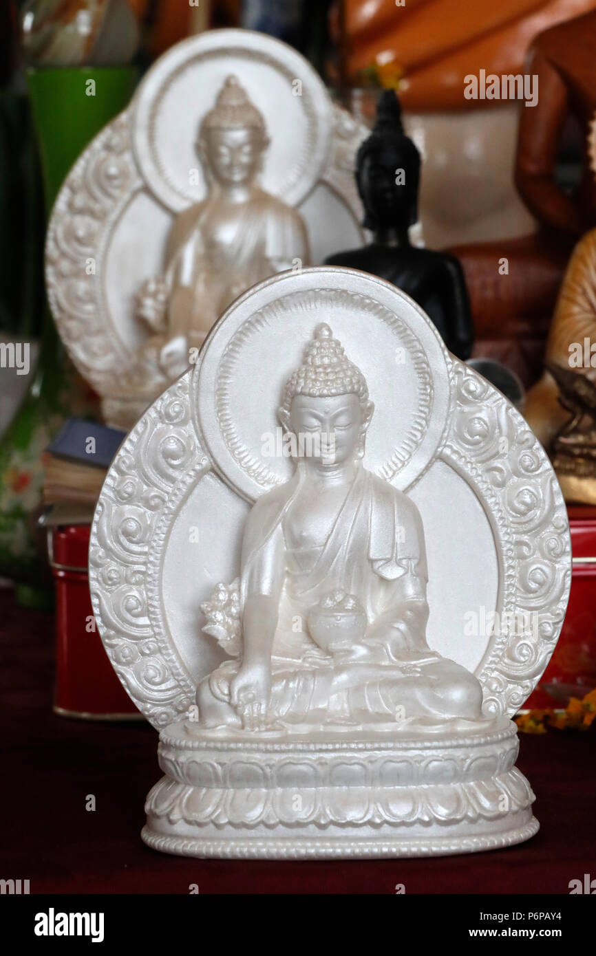 Bhai ajyaguru ist der Buddha der Heilung und Medizin im Mahayana Buddhismus. Saint-Pierre en Faucigny. Frankreich. Stockfoto