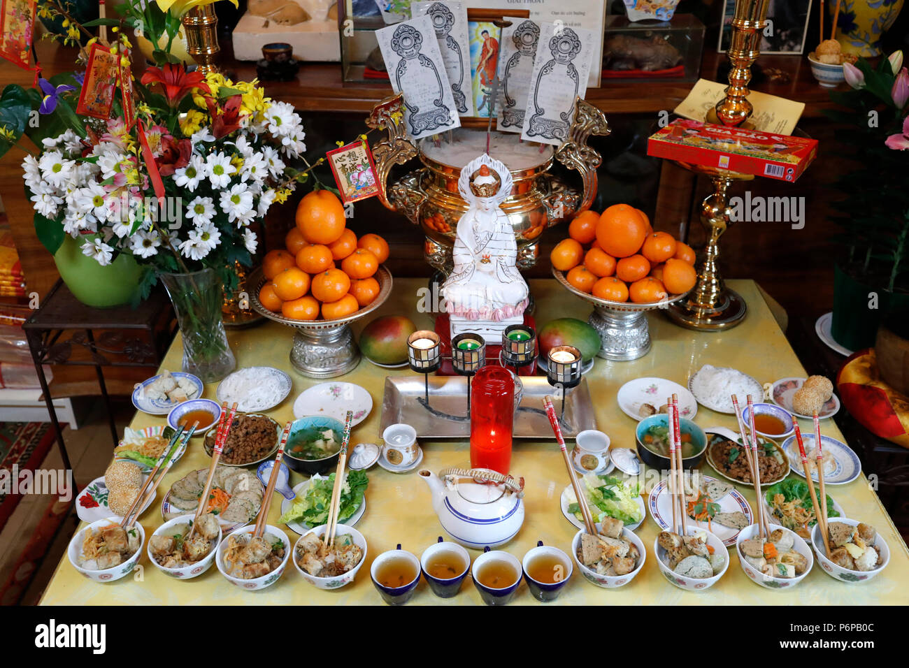 Chua Tu einen buddhistischen Tempel. Vorfahren Altar. Vegetarische Angebote. Saint-Pierre en Faucigny. Frankreich. Stockfoto