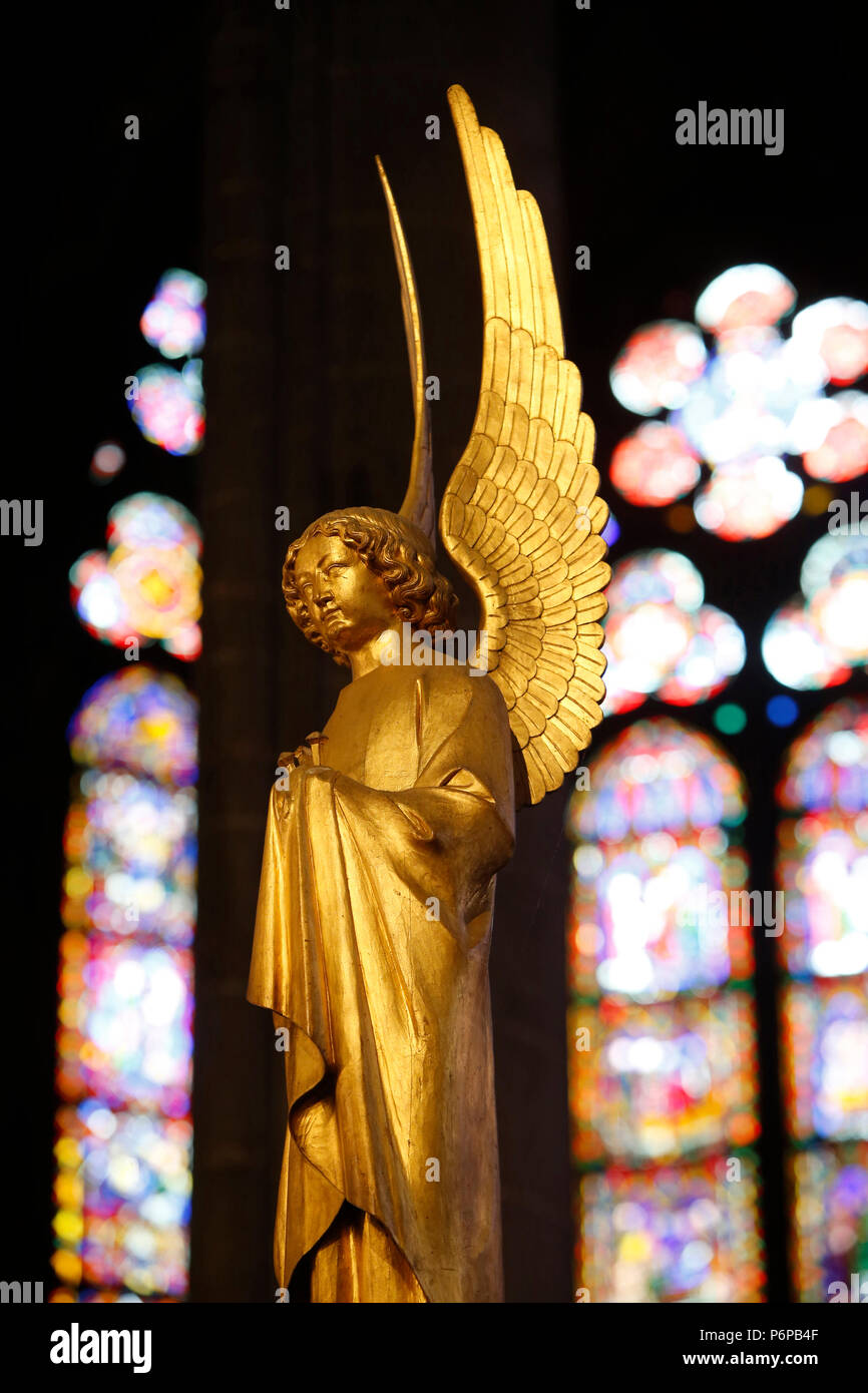 Die Kathedrale Notre Dame de Clermont, Clermont-Ferrand, Frankreich. Glasmalerei. Genesis. Engel Statue. Stockfoto