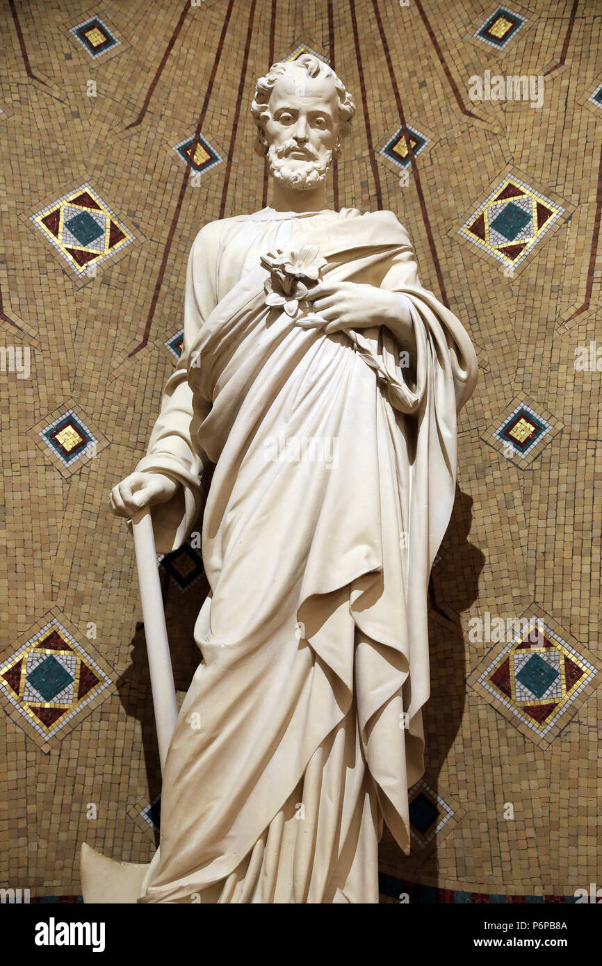 Saint-Pierre de Neuilly katholische Kirche. Neuilly, Frankreich. Saint Joseph Statue. Stockfoto