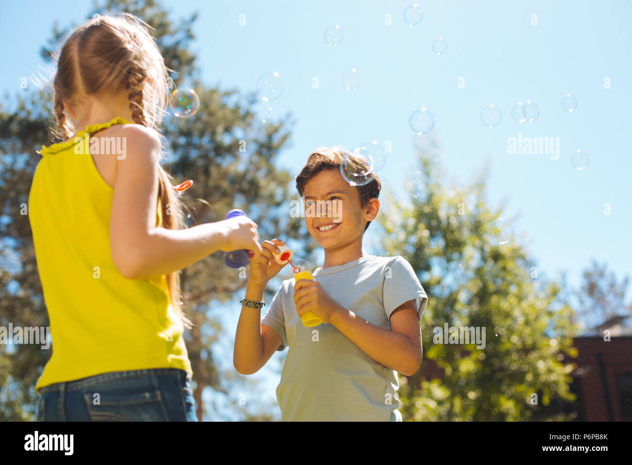 Erfreut Kinder bläst Seifenblasen Stockfoto