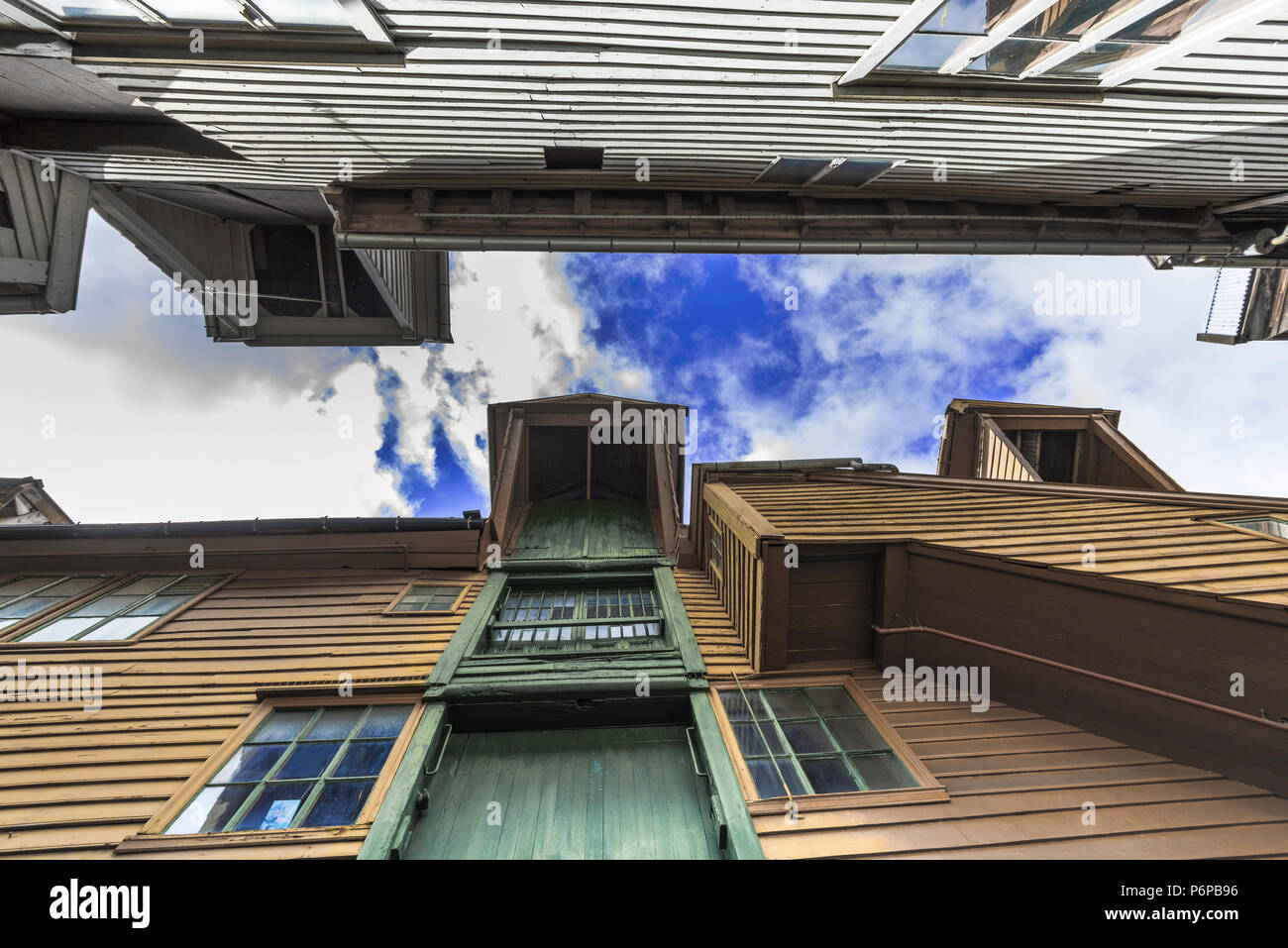 Alte Hansestadt Gebäude von Bryggen in Bergen, Norwegen, innere, Svensgarden Passage mit Kränen Stockfoto