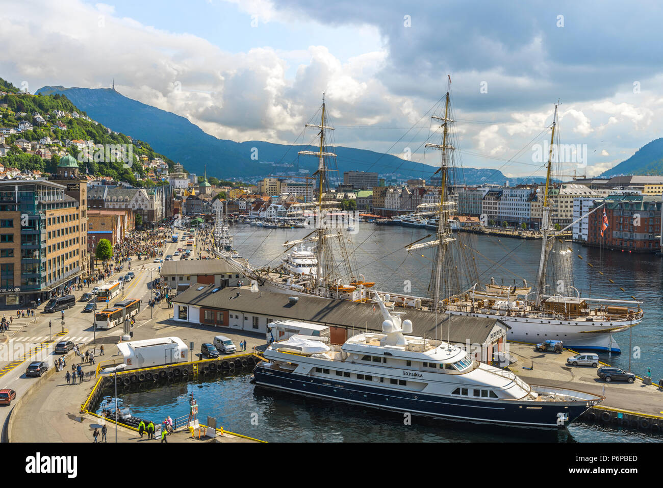 Panorama der Innenstadt in Bergen, Norwegen Bryggen, Stadtzentrum und Mount Ulriken Turm, Hafen, Segelboot und Yacht, Ansicht von Rosenkrantz Schloss Stockfoto