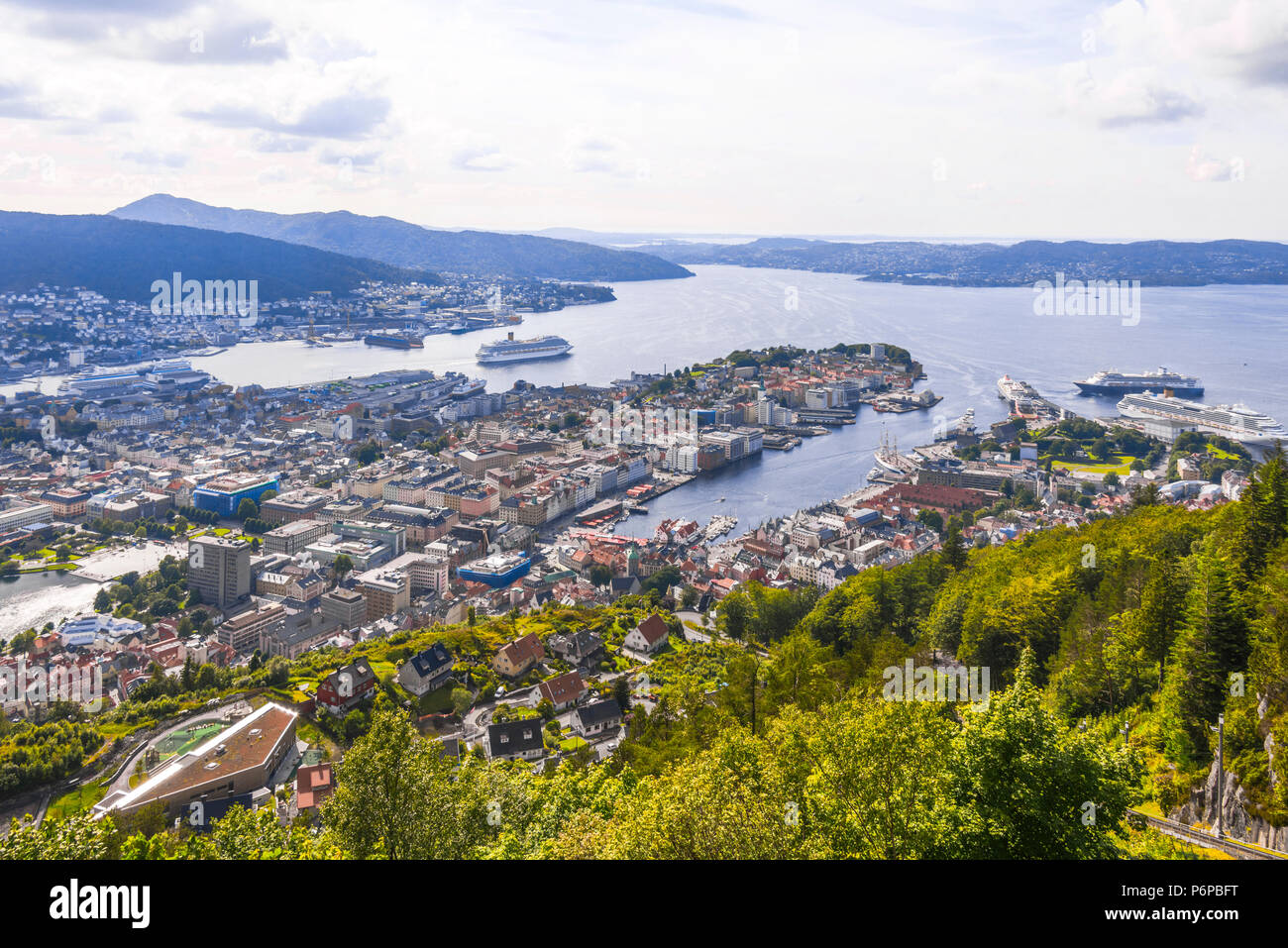 Panorama der Stadt Bergen, die Bucht und das Meer, Norwegen, Blick vom Mount Floyen Stockfoto