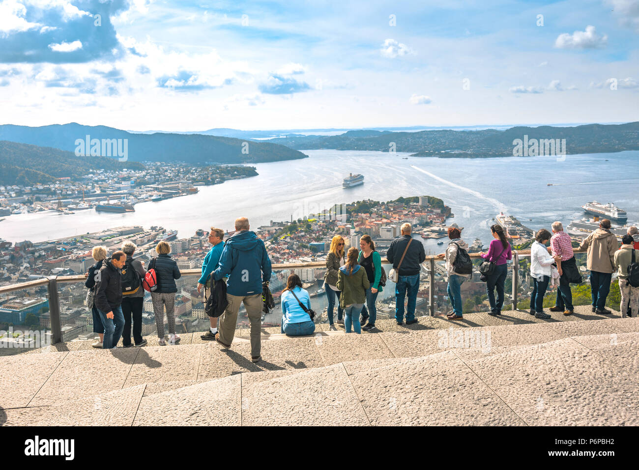 Panorama der Stadt Bergen, Norwegen, Blick vom Mount Floyen mit Touristen Stockfoto