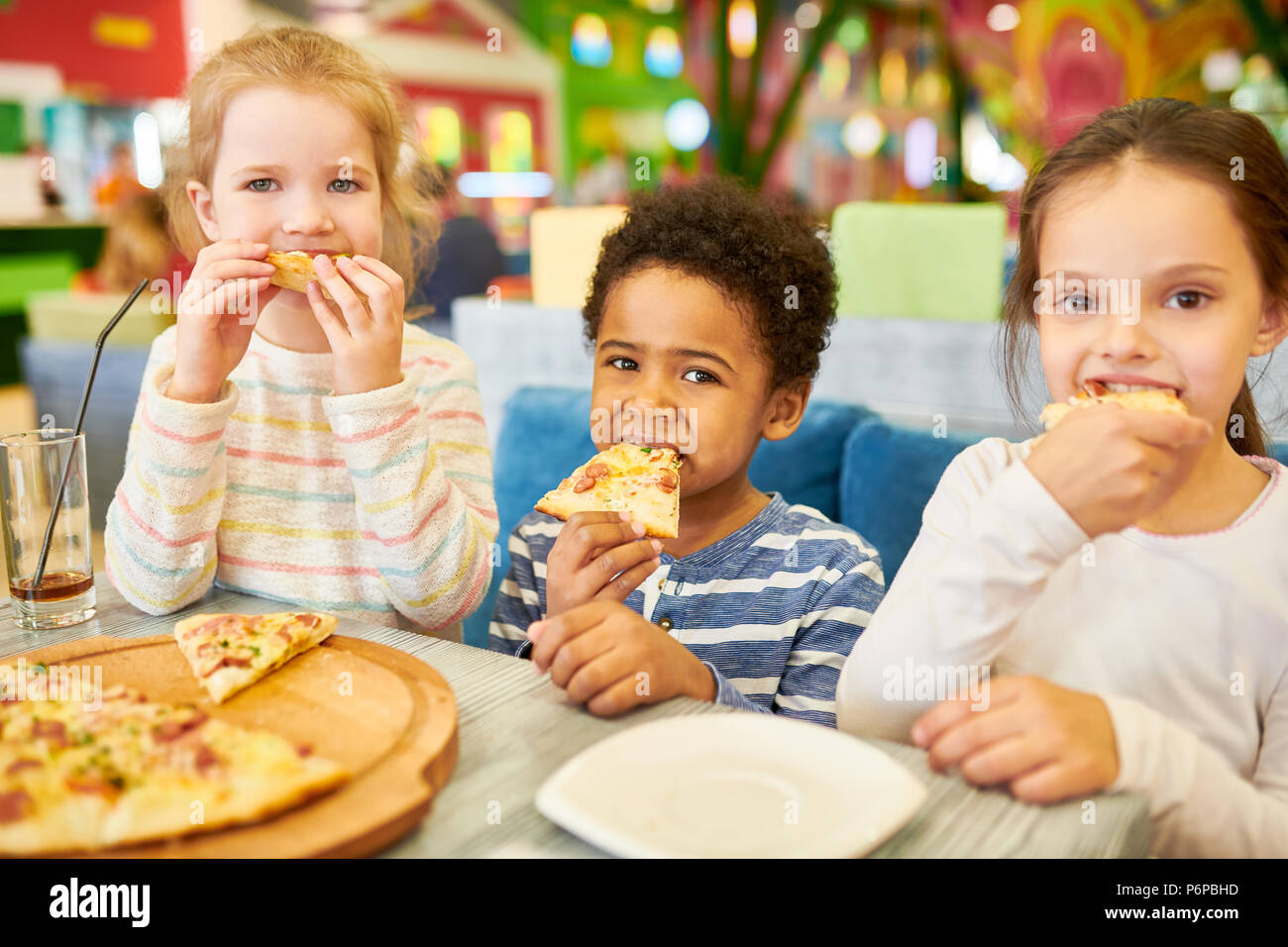 Kinder essen Pizza im Cafe Stockfoto
