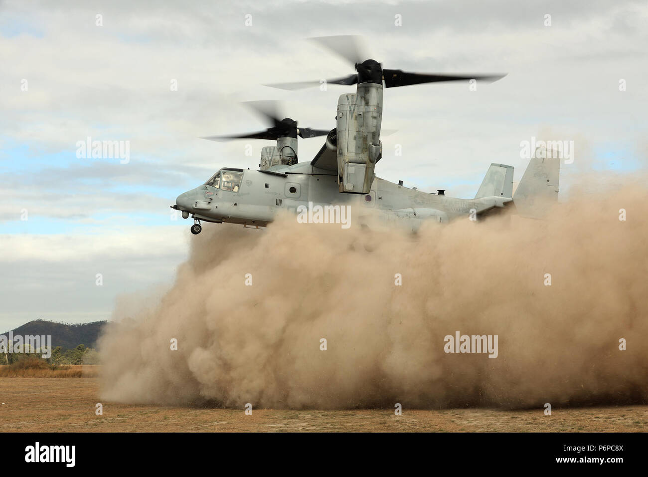 Us Marine Corps Piloten Land eine MV-22 Osprey in die Ausübung Theater australischen Führer mit den Osprey Plattform 21. Juni während der Übung Hamel in der Shoalwater Bay, Australien vertraut zu machen. Stockfoto