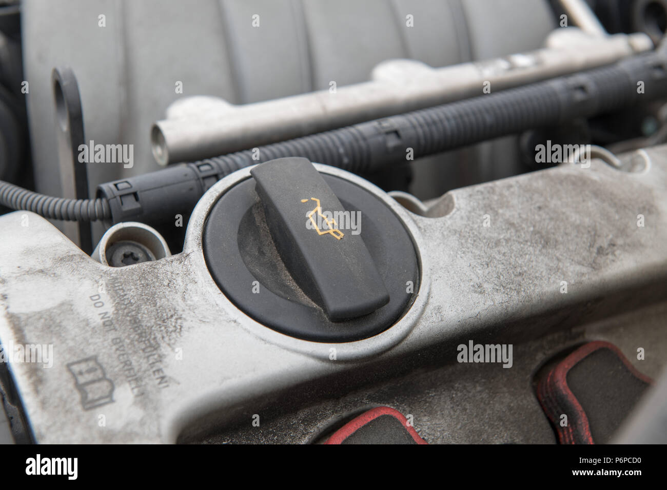 Nahaufnahme eines Öl Einfülldeckel auf einen schmutzigen automotive Motorblock Stockfoto