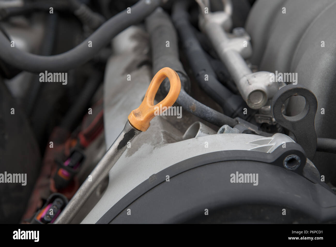 Nahaufnahme der Ölmessstab gegen ein Auto Motor Stockfoto