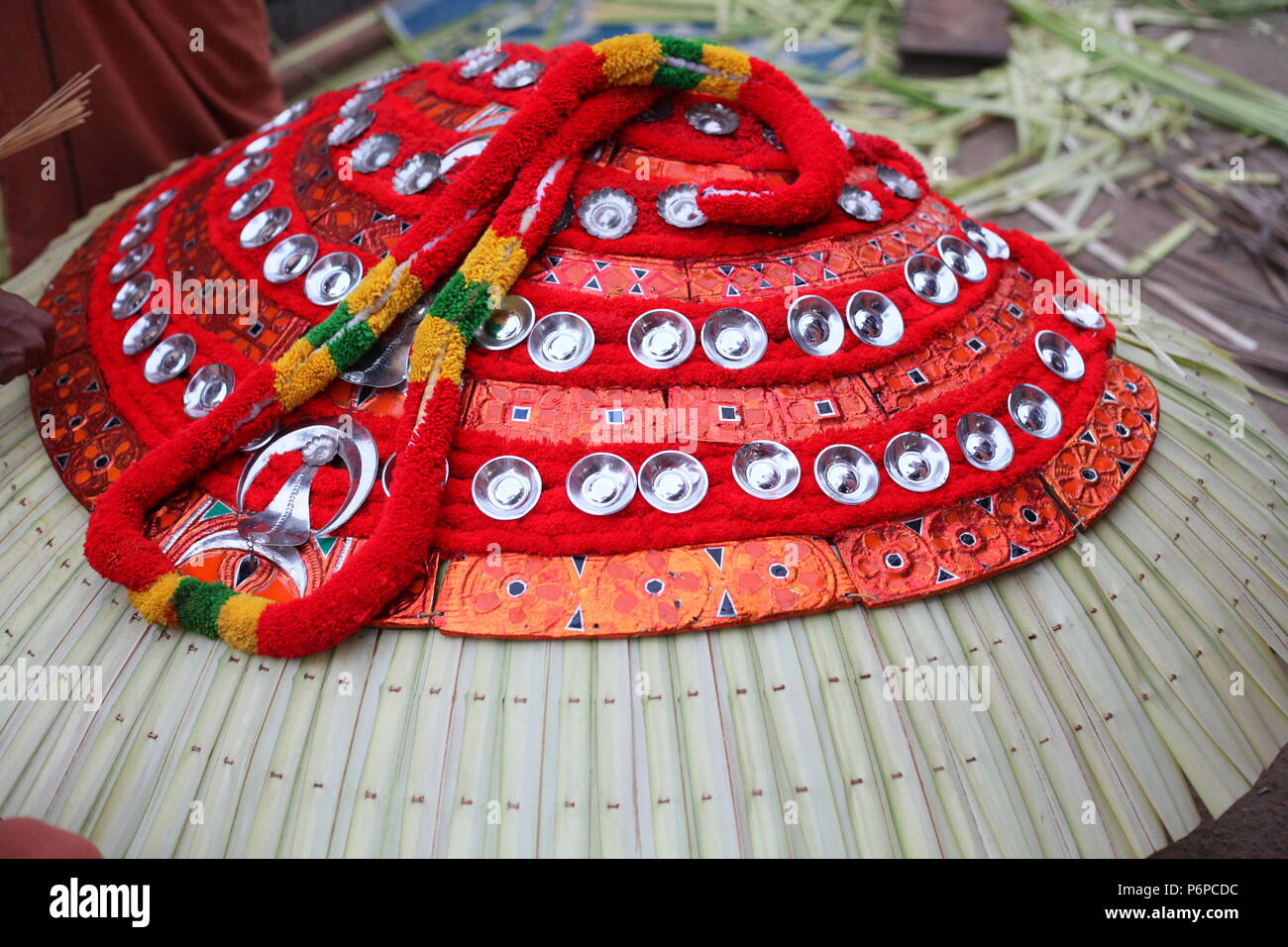 Theyyam ist die rituelle Kunst in Kerala. Unter den verschiedenen Zeichen, die Bilder zeigen Feuer Eintrag theyyam namens kandanar Kelan Stockfoto