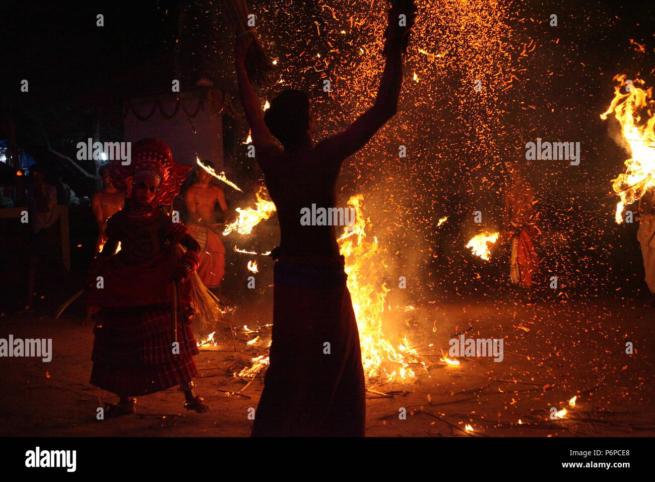 Theyyam ist die rituelle Kunst in Kerala. Unter den verschiedenen Zeichen, die Bilder zeigen Feuer Eintrag theyyam namens kandanar Kelan Stockfoto