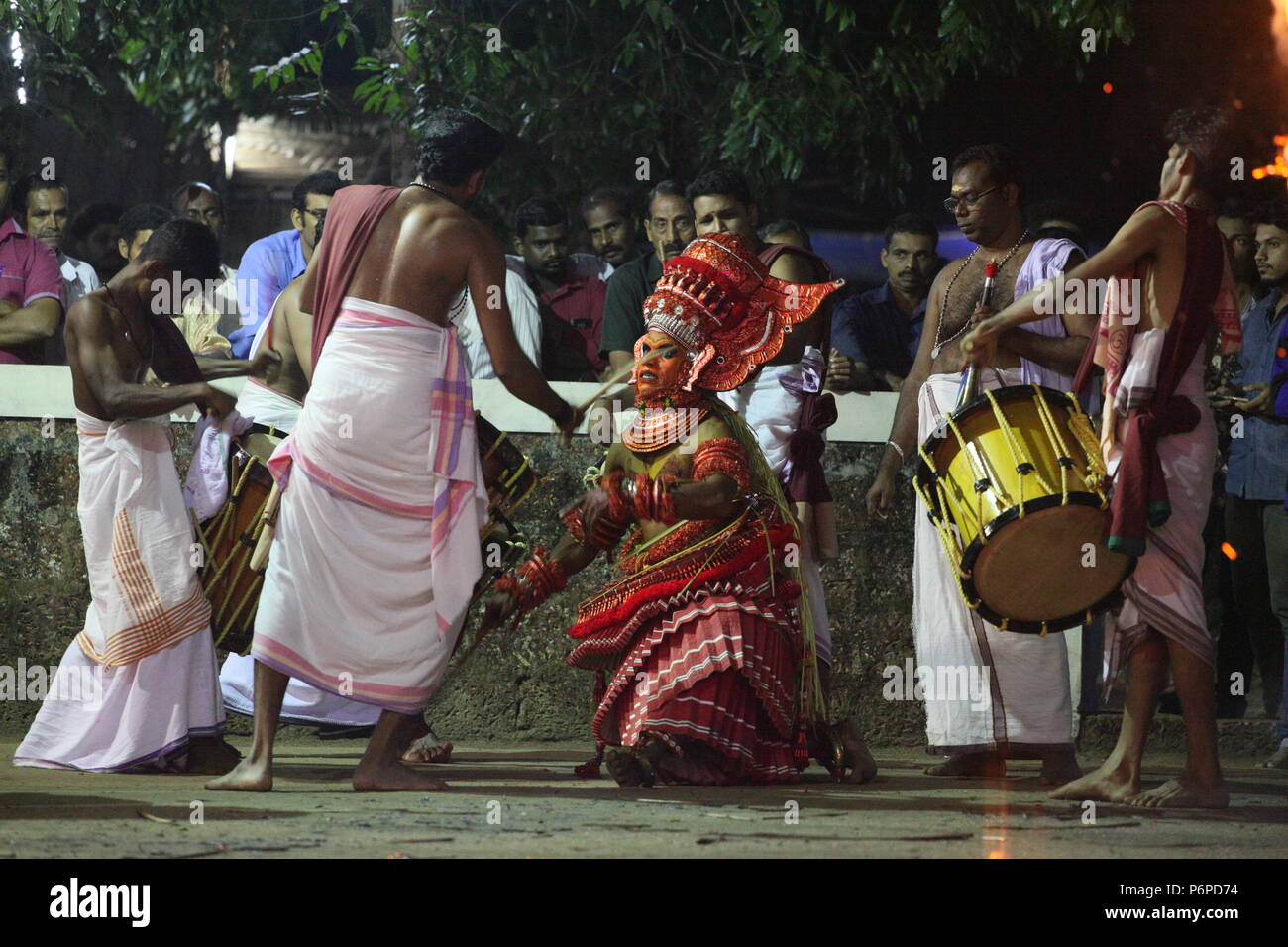 Theyyam ist die rituelle Kunst in Kerala. Unter den verschiedenen Zeichen, die Bilder zeigen Feuer Eintrag theyyam namens kandanar Kelan Stockfoto