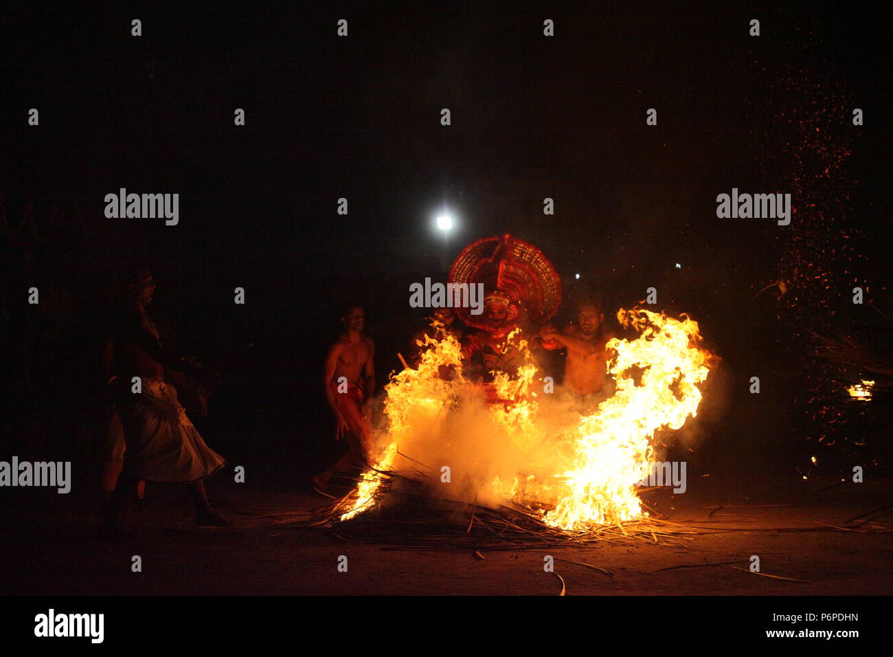 Theyyam ist die rituelle Kunst in Kerala. Unter den verschiedenen Zeichen, die Bilder zeigen Feuer Eintrag theyyam namens kandanar Kelan Stockfoto