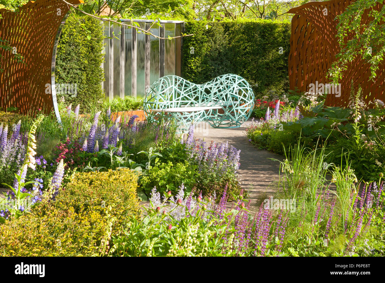 Die David Harber und Savills Landesgartenschau Garten an der RHS Chelsea Flower Show 2018. Von Nic Howard konzipiert. Durch Langdale Landschaften gebaut. Stockfoto