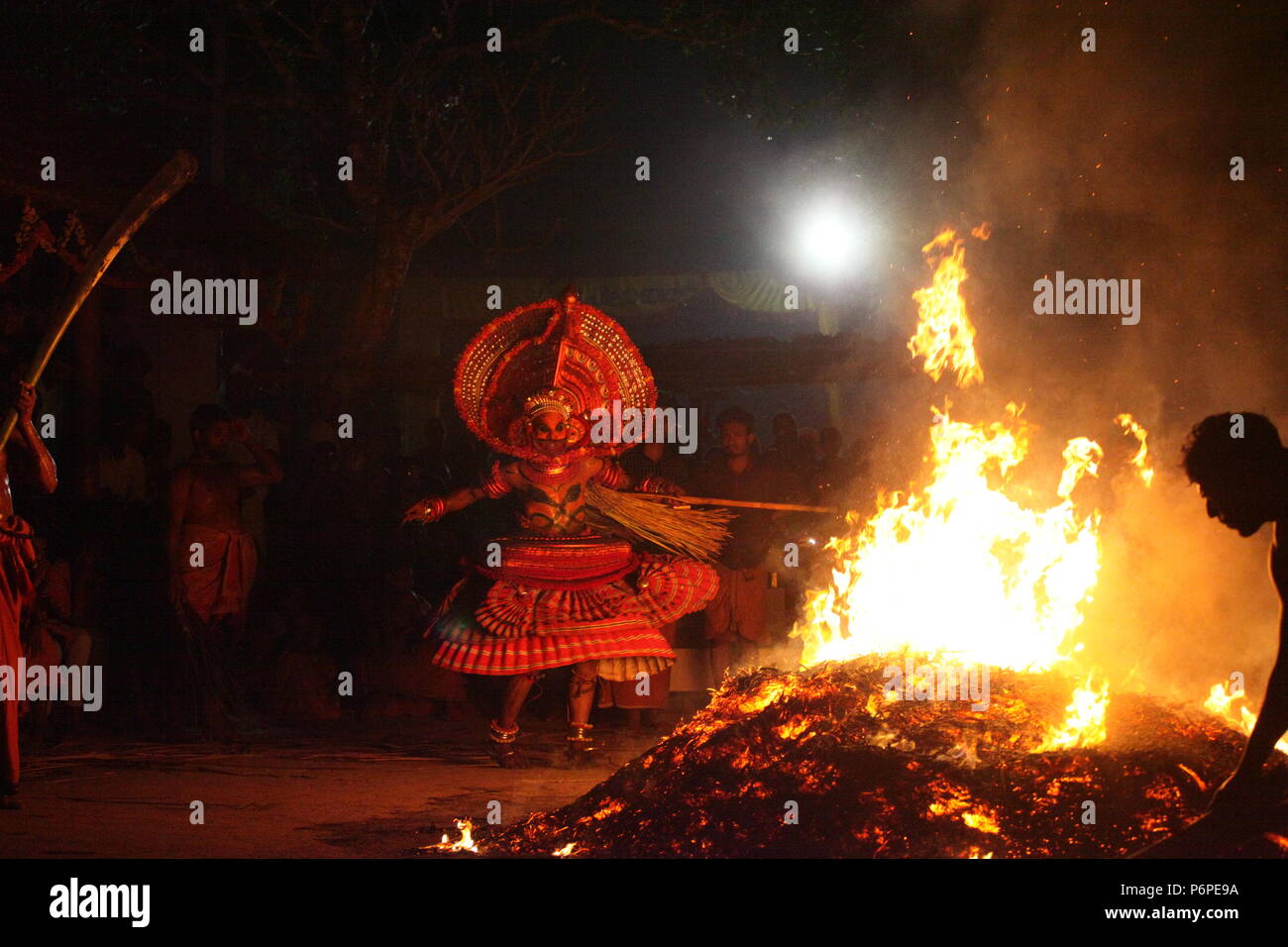 Theyyam ist die rituelle Kunst in Kerala. Unter den verschiedenen Zeichen, die Bilder zeigen Feuer Eintrag theyyam namens kandanar Kelan Stockfoto