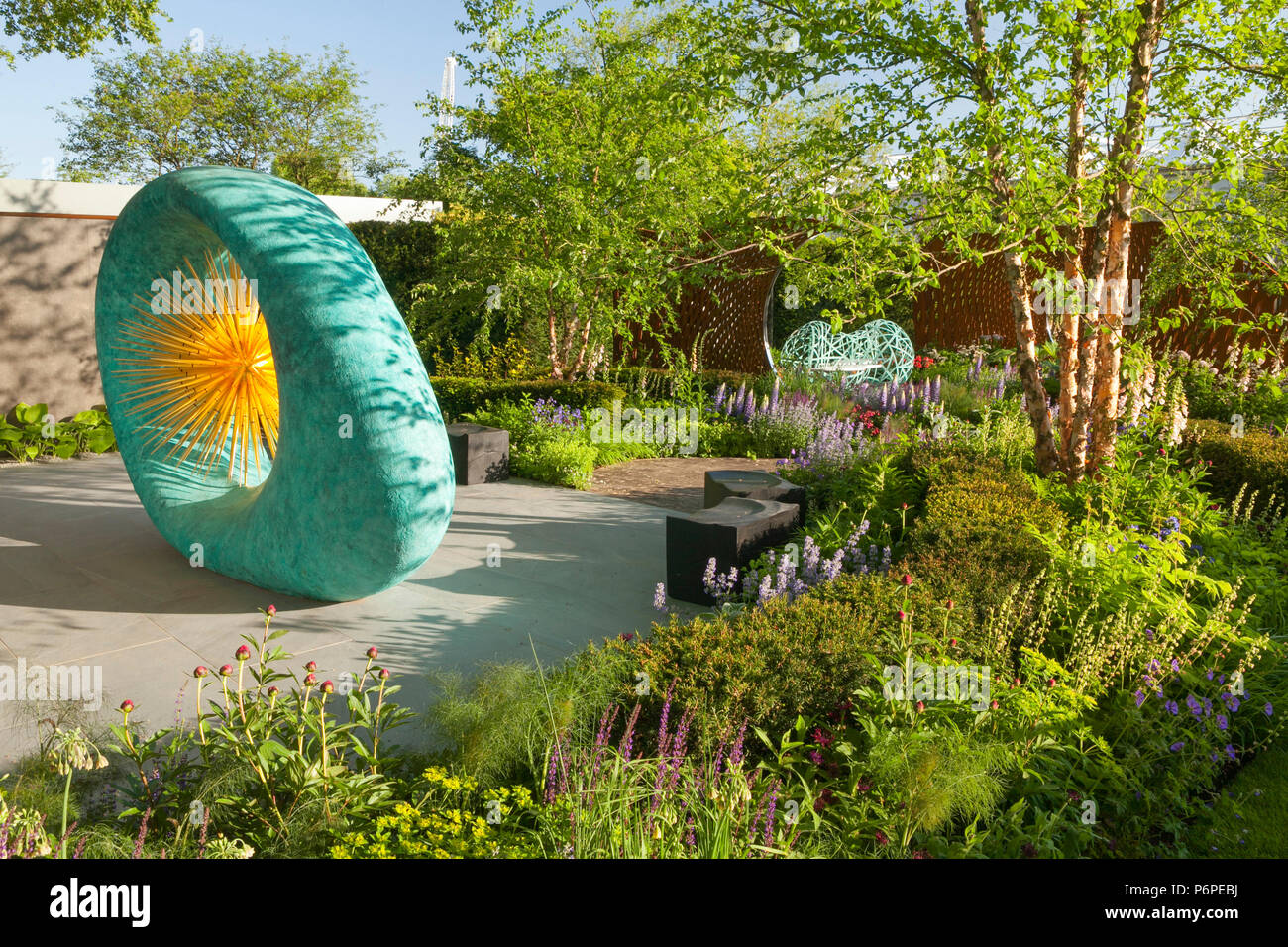 Die David Harber und Savills Landesgartenschau Garten an der RHS Chelsea Flower Show 2018. Von Nic Howard konzipiert. Durch Langdale Landschaften gebaut. Stockfoto